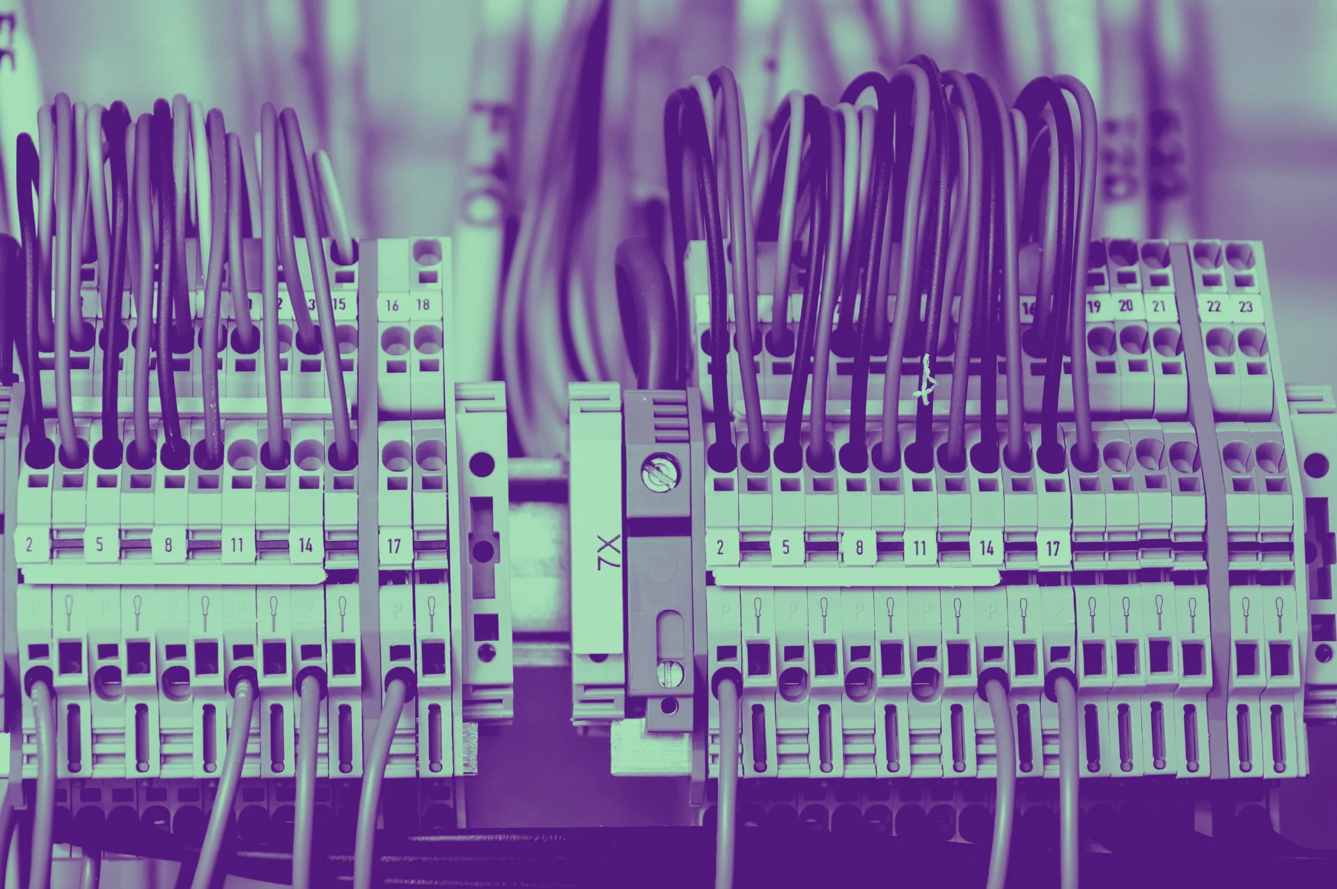 Les bases de l'électricité domestique. Concepts fondamentaux de l'électricité, tels que les circuits, les fusibles, les disjoncteurs, et comment ils fonctionnent.